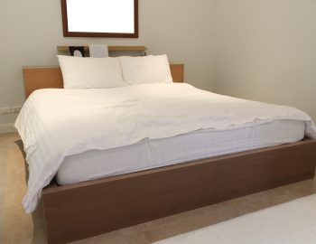 Plain,Bedroom,Interior,,White,Pillows,And,Mattress,Use,White,Linen